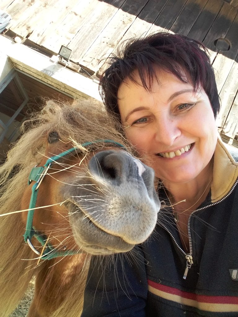 Irmgard Gutschi mit Pferd